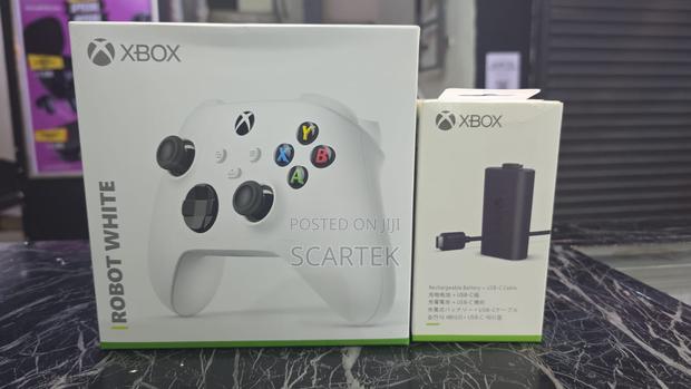 Xbox Series S/X White/Black Controller With Charging Kit - main view