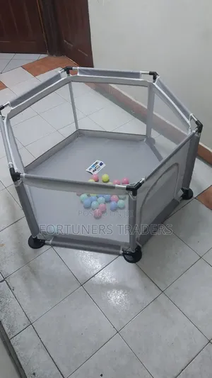 Kids Happy Game Fence With 30 Balls.