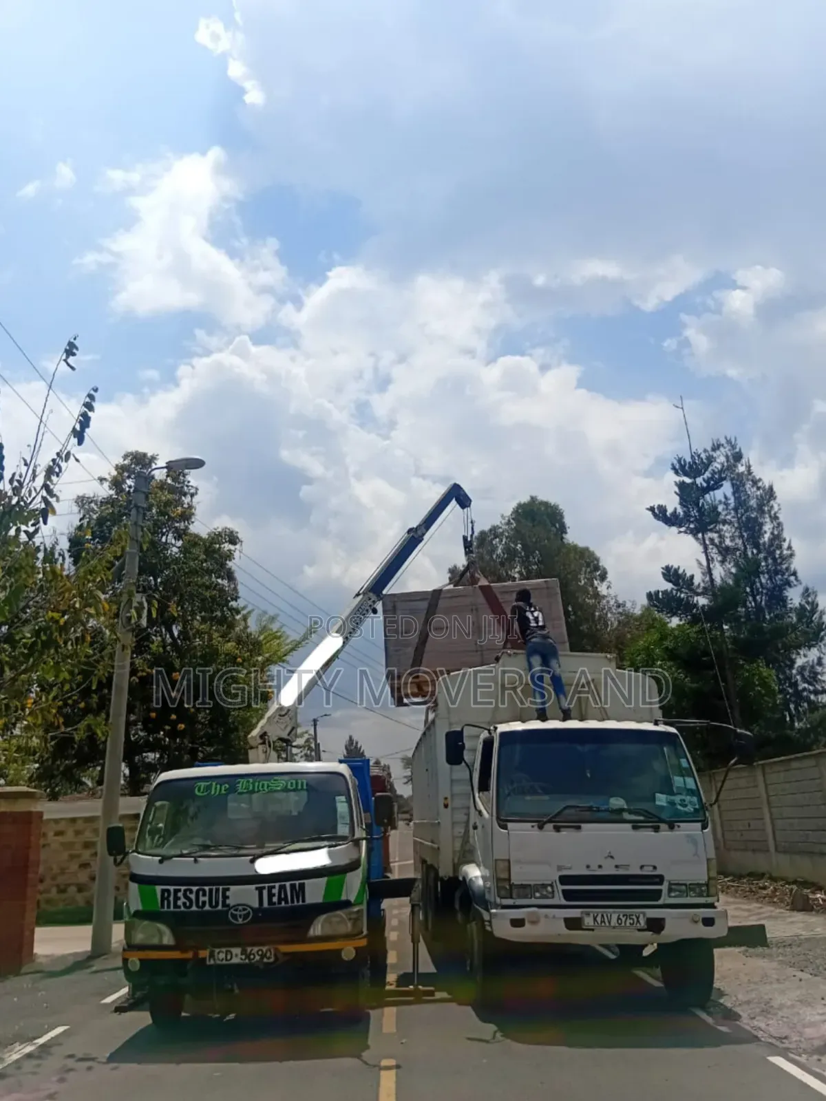 Flatbed Trailer With Crane Are Ready for Inter Country Logistics
