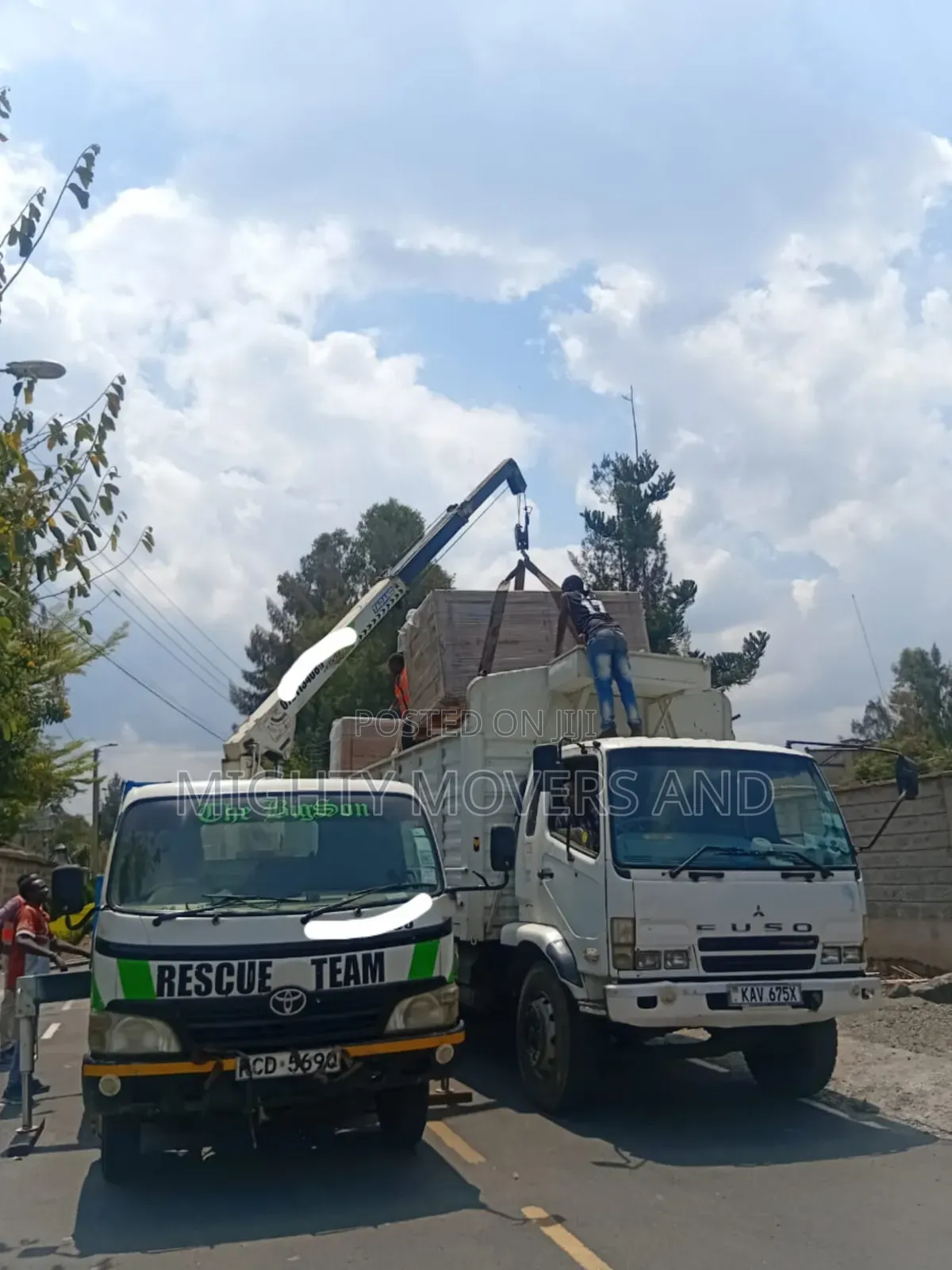 Flatbed Trailer With Crane Are Ready for Inter Country Logistics