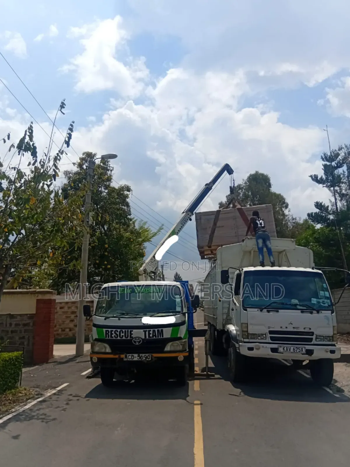 Flatbed Trailer With Crane Are Ready for Inter Country Logistics