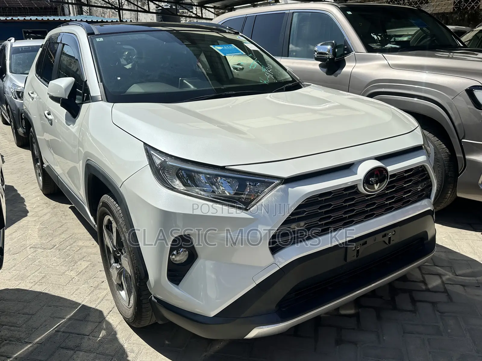 Toyota RAV4 LE AWD 2019 White