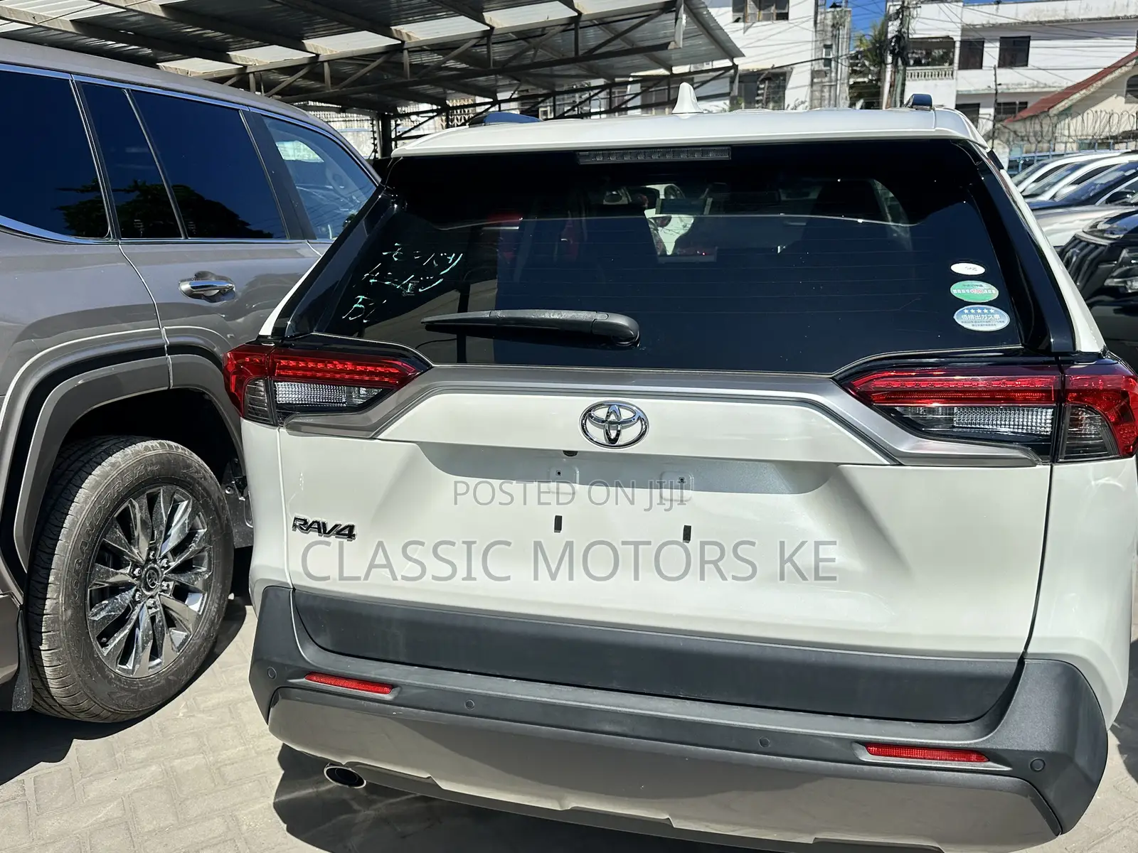 Toyota RAV4 LE AWD 2019 White