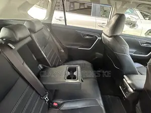Toyota RAV4 LE AWD 2019 White