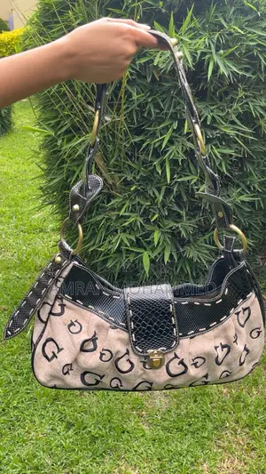 Stylish Designer Guess Shoulder Bag, Beige Black Pattern