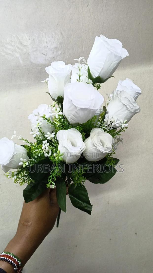 White Roses With 12 Heads White Roses With 12 Heads