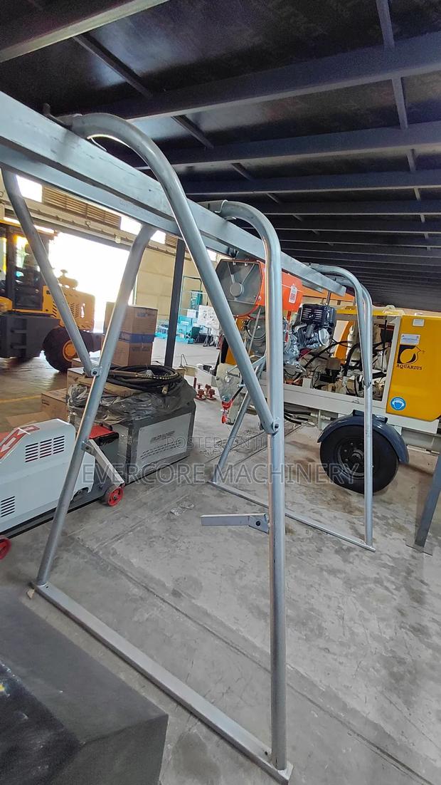 Iori Italian 1tonne Honda Concrete Hoist/Crane/Lifter.