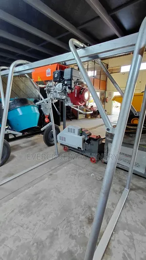 Iori Italian 1tonne Honda Concrete Hoist/Crane/Lifter.