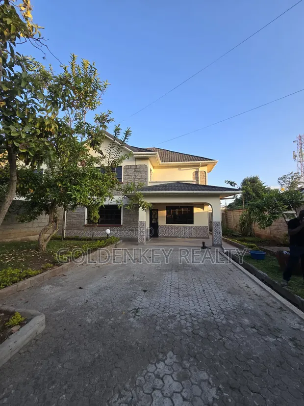 5bdrm Maisonette in Gateway Mall Area for rent