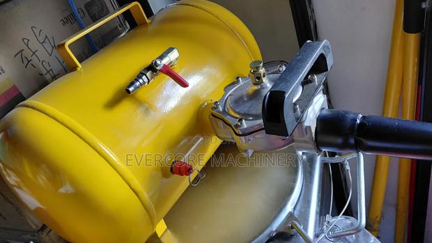 Heavy Duty Tyre Bead Booster/Inflator Machine. - main view