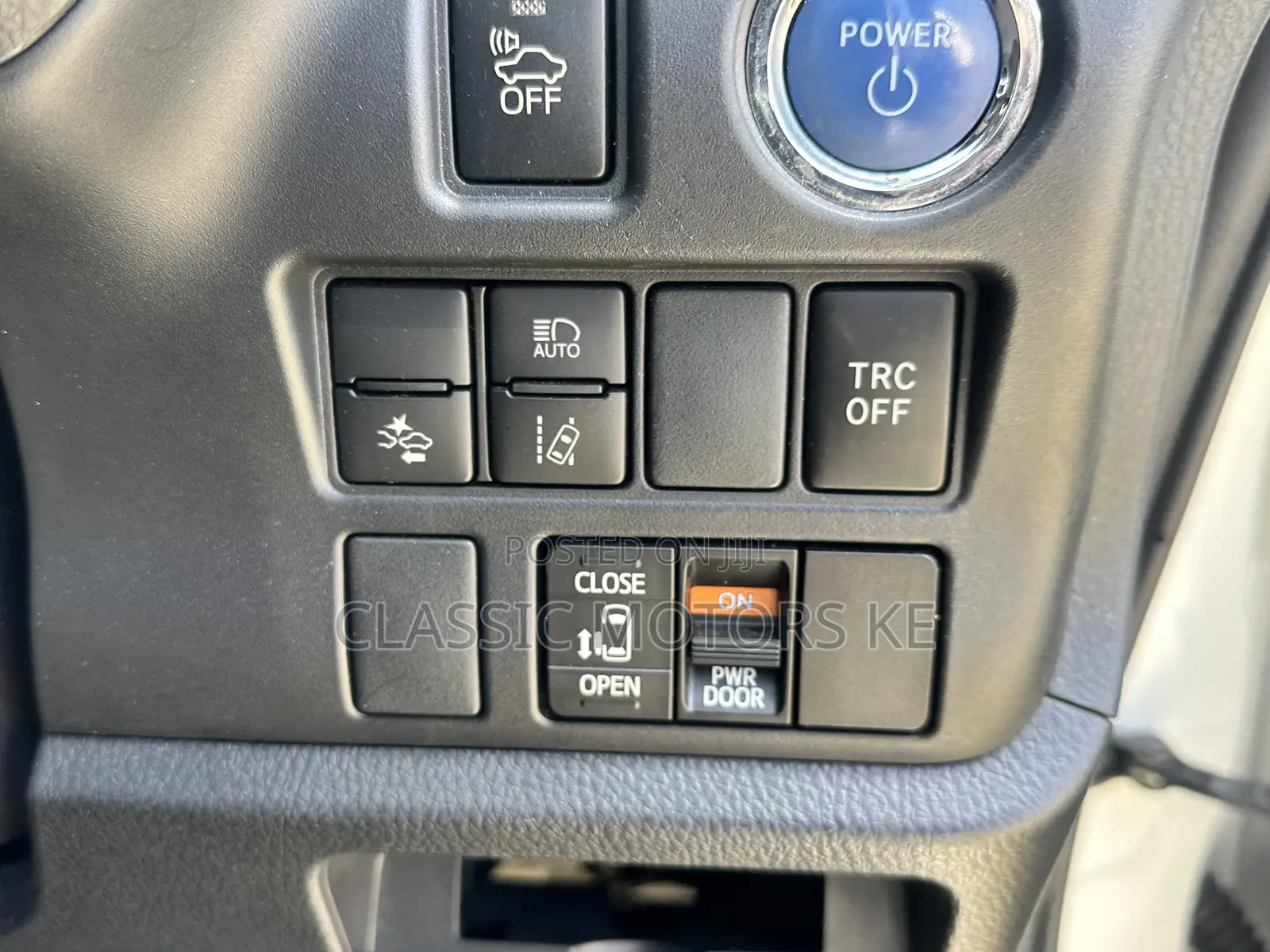 Toyota Esquire 2.0 AWD (8 seater) 2020 White