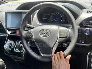 Toyota Esquire 2.0 AWD (8 seater) 2020 White