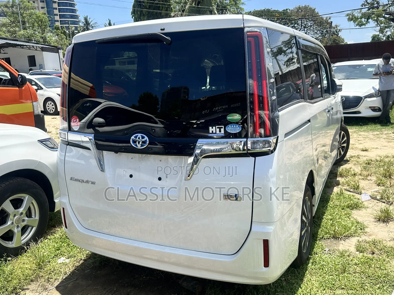 Toyota Esquire 2.0 AWD (8 seater) 2020 White