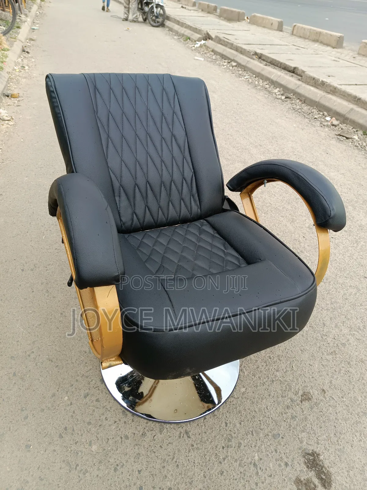Black Salon Recliner Seat or Styling Seat