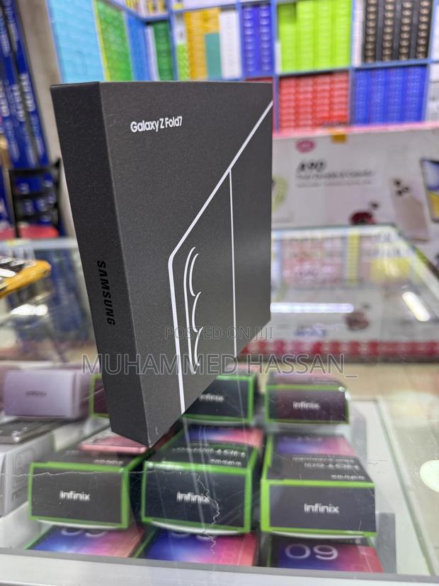 New Samsung Galaxy Z Fold7 256 GB Silver - thumbnail 2