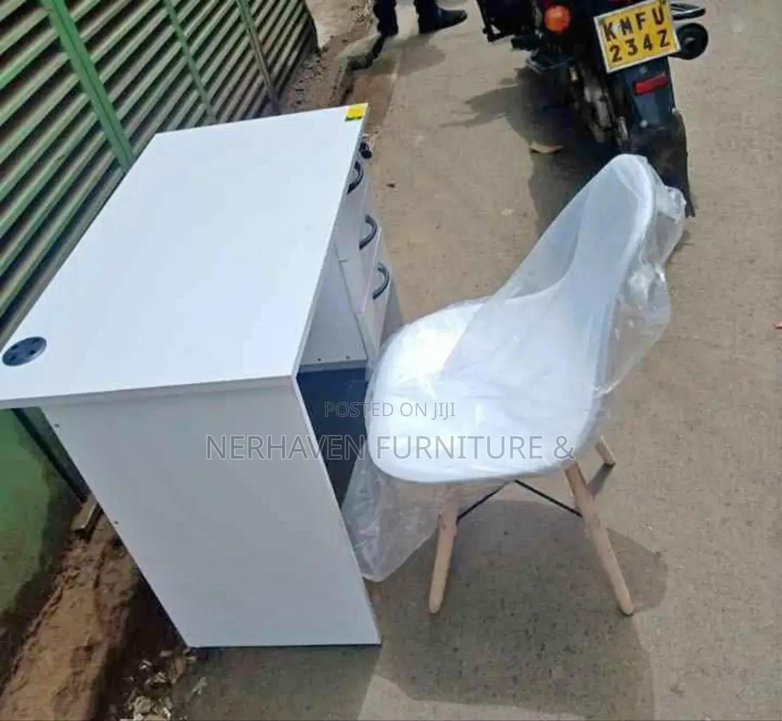 Eames Chair - 0.9m Desk