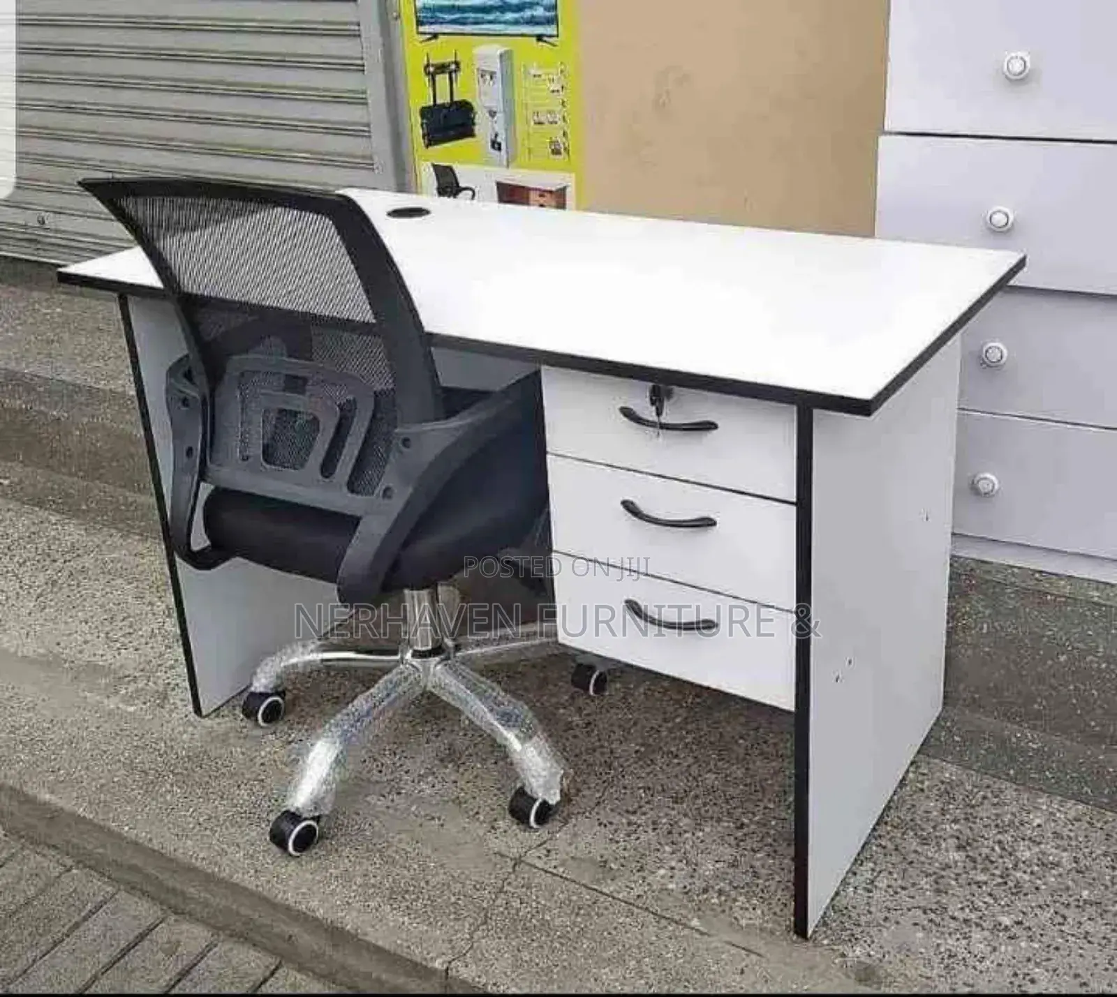Office Desk With Drawers and Storage Compartments