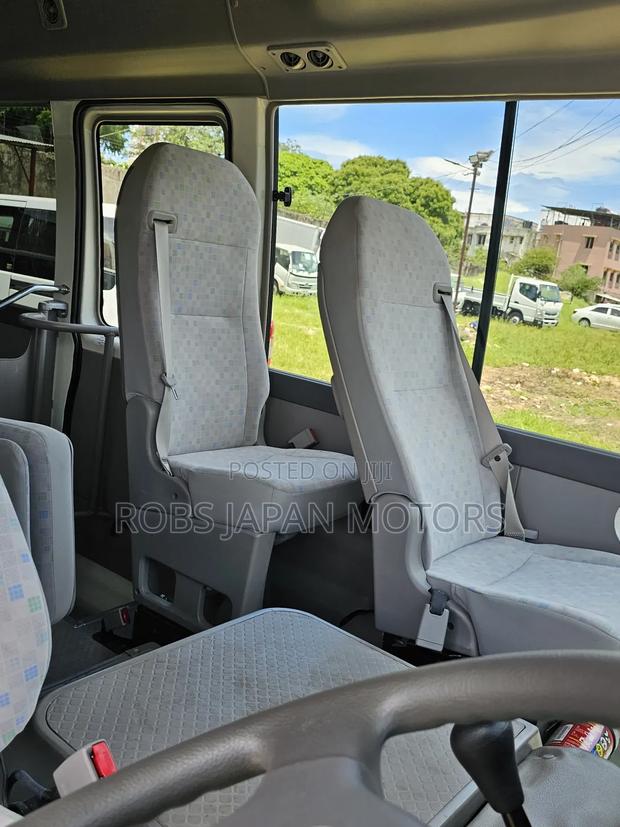 Toyota Coaster 2018 White - thumbnail 4