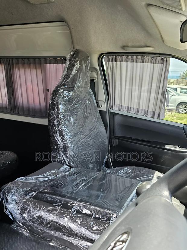 Toyota HiAce 2018 White - thumbnail 4