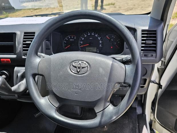 Toyota HiAce 2018 White - thumbnail 8