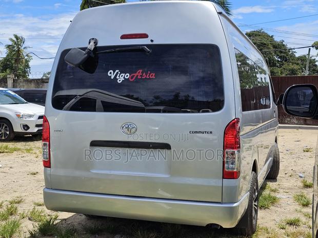 Toyota HiAce 2018 Grey - thumbnail 3