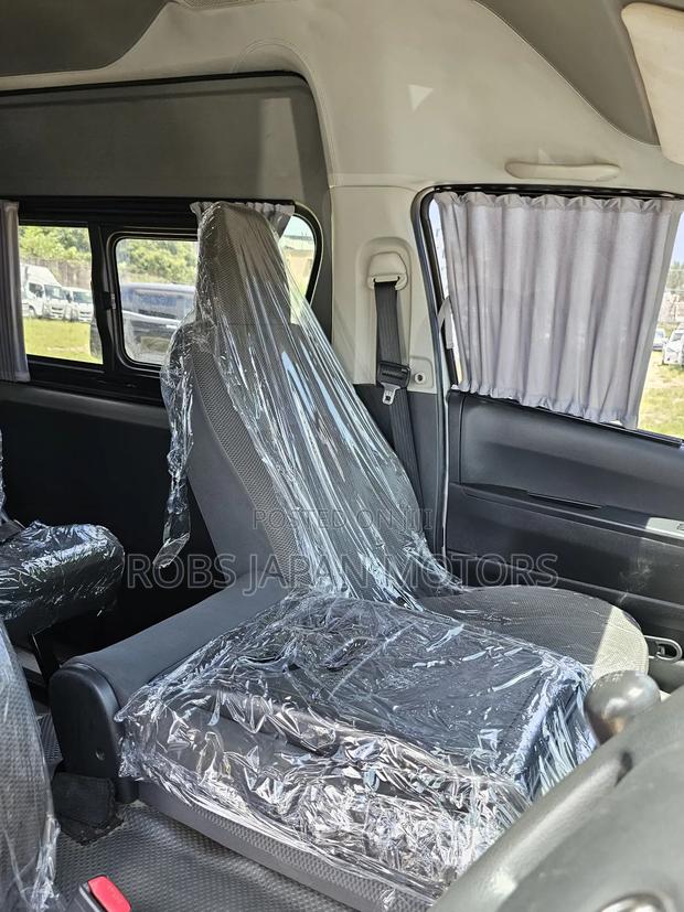 Toyota HiAce 2018 Grey - thumbnail 8