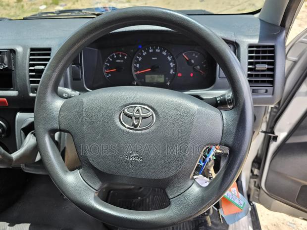 Toyota HiAce 2018 Grey - thumbnail 9