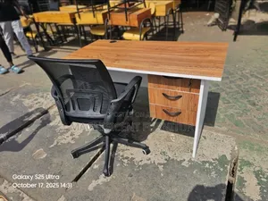 Office Desk and Chairs Winco Tt/4487