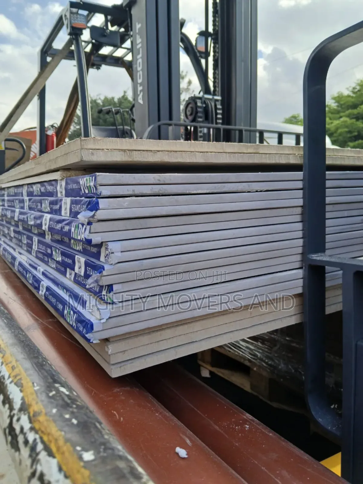 Transit Trailers With Crane Are Available for Load Delivery