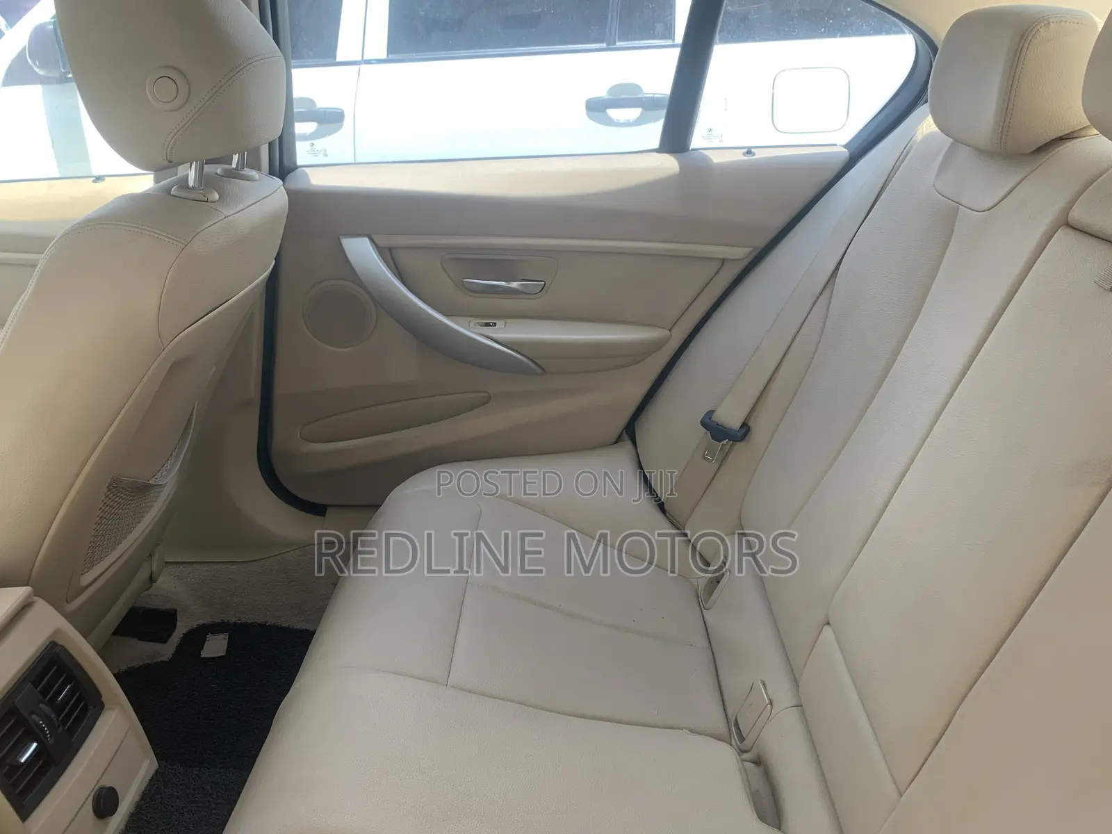 BMW 320i Sedan RWD 2010 Silver