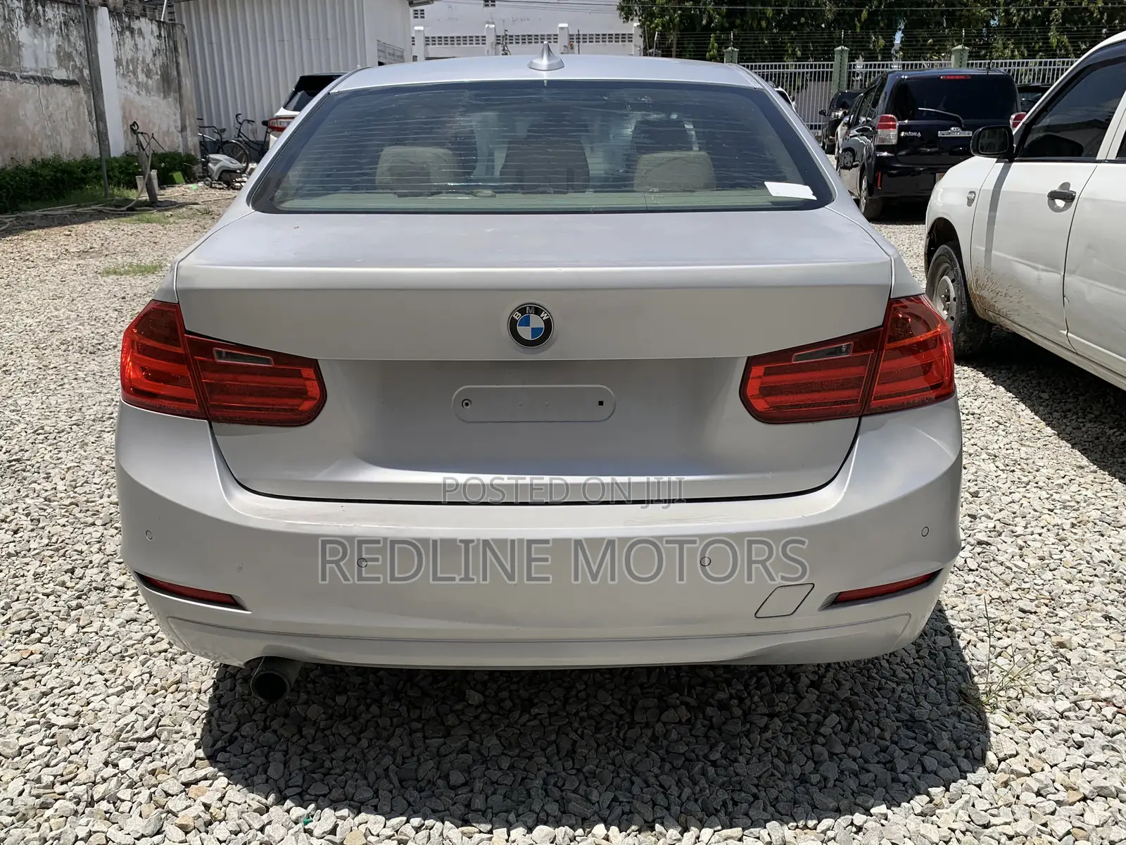 BMW 320i Sedan RWD 2010 Silver