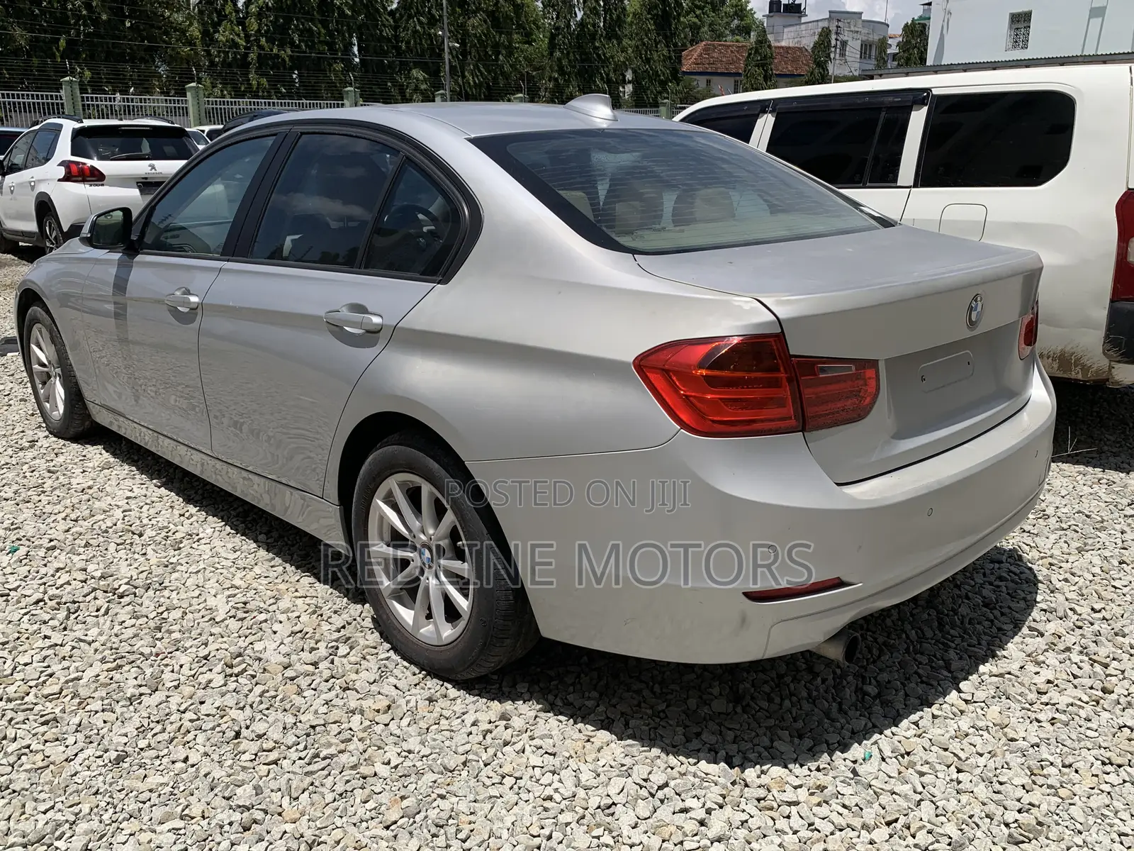 BMW 320i Sedan RWD 2010 Silver