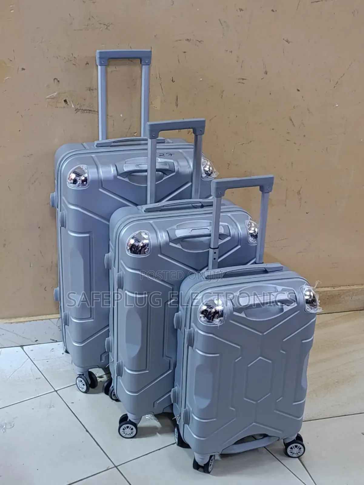 Heavy-Duty 3-in-1 Travel Companion: Scratch-Proof Rubber Suitcase/