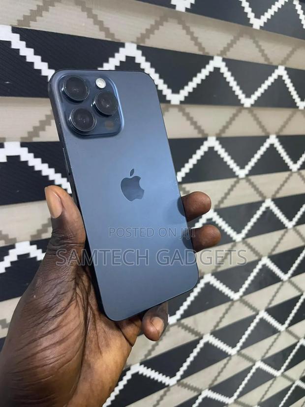 Apple iPhone 15 Pro Max 256 GB Black - main view