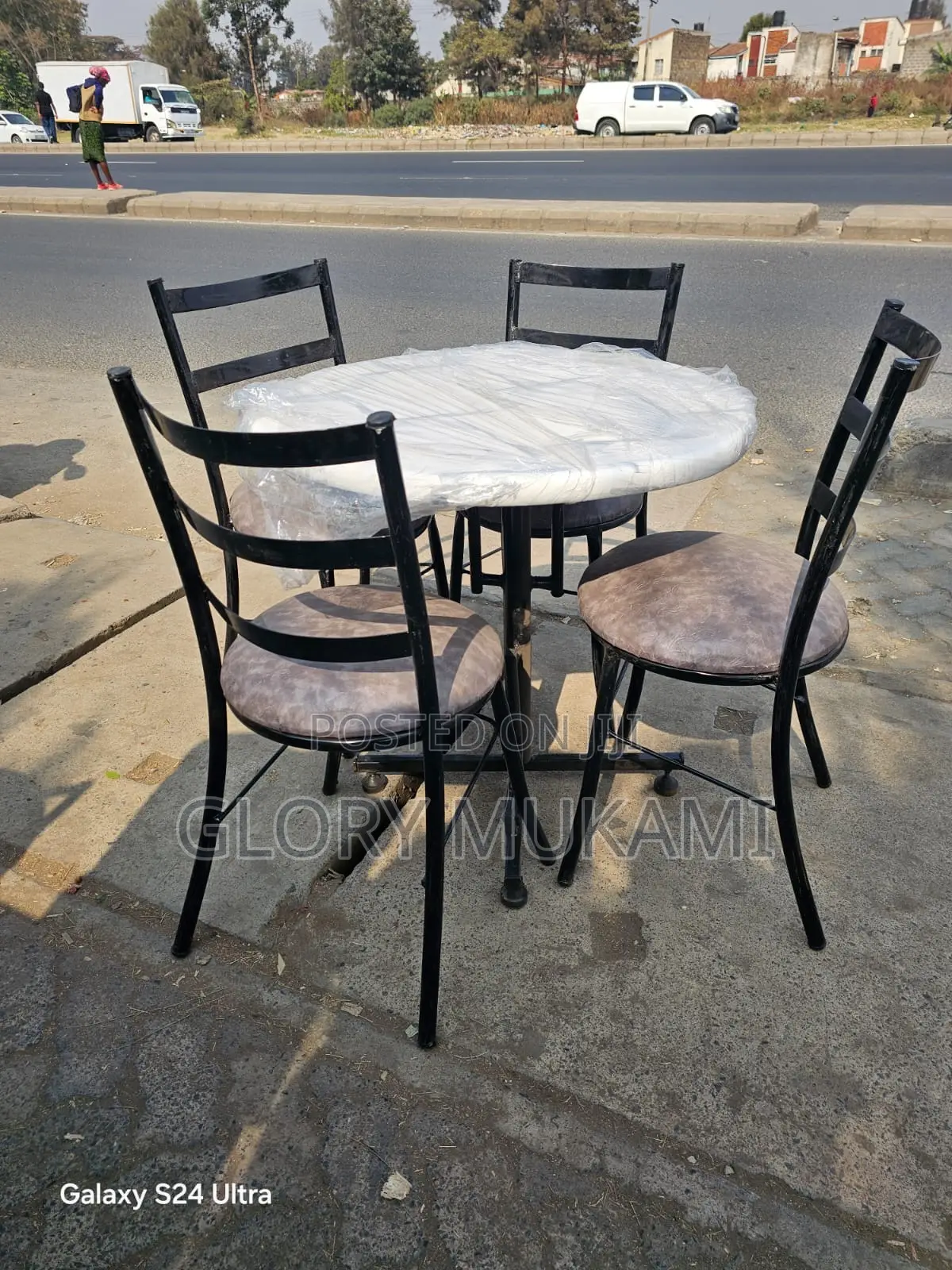Round Marble Table And Chairs