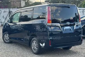 Toyota Esquire 2.0 FWD (8 seater) 2018 Black