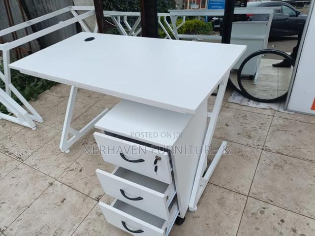 Industrial Metal Study Desk – Modern Minimalist Look