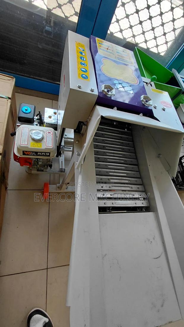 Commercial Highspeed Animal Feed Chopper Machine With Petrol Engine.