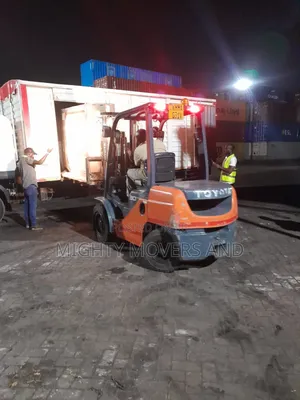 Cover Body Ten Wheeler Trucks Available for Load Delivery