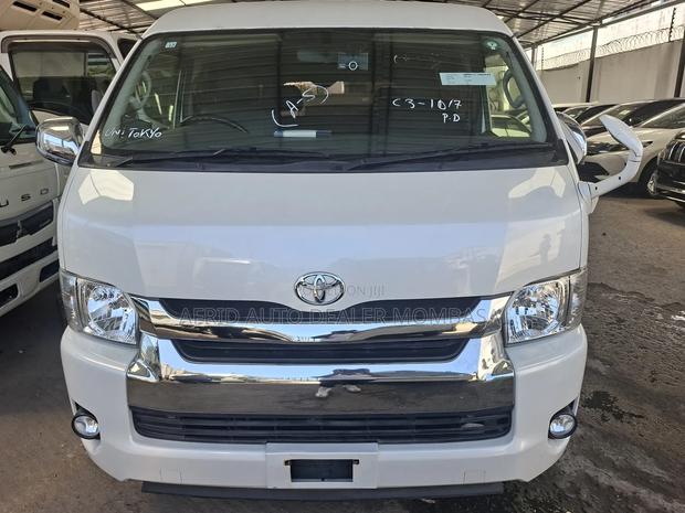 Toyota HiAce 2018 White