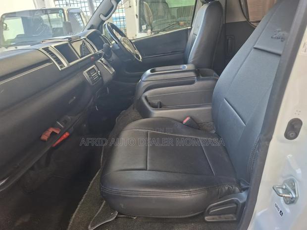 Toyota HiAce 2018 White - thumbnail 2