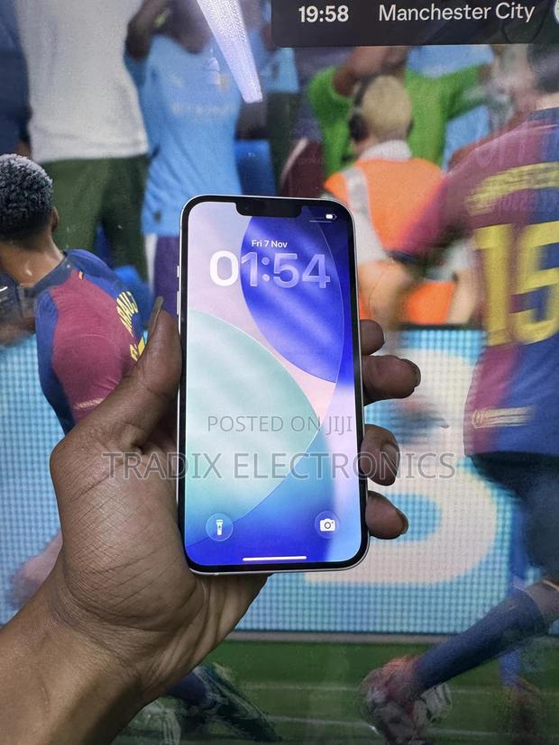 Apple iPhone 13 128 GB White - main view