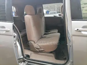 Toyota ISIS 2005 Silver