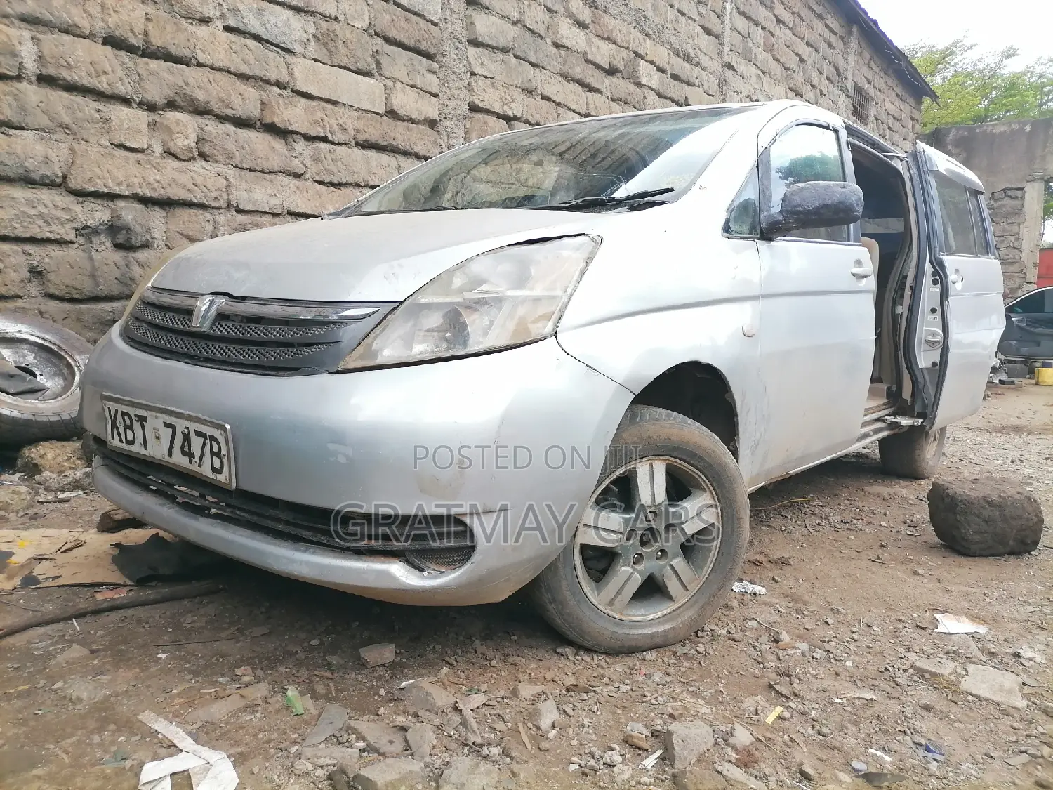 Toyota ISIS 2005 Silver