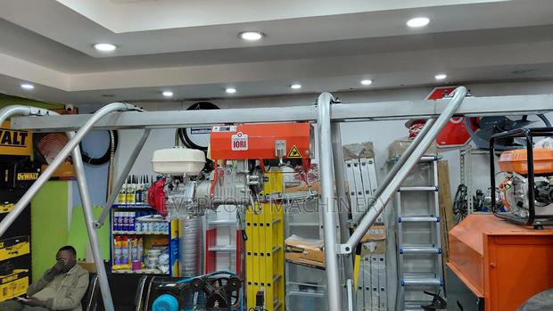 Iori Italian 1000kg Honda Concrete Hoist Machine.