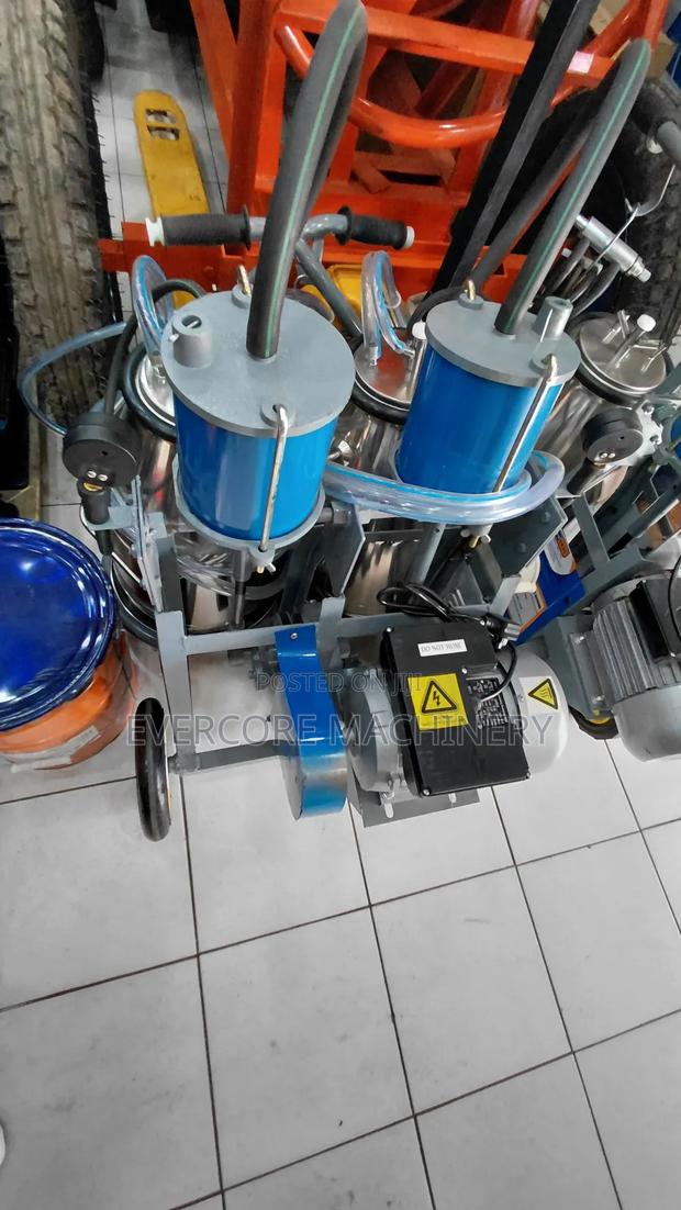 Double Cow Milking Machine With 2 Stainless Steel Buckets. - thumbnail 4