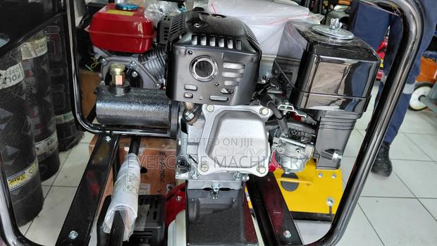 Honda Concrete Poker Vibrator Machine . - main view