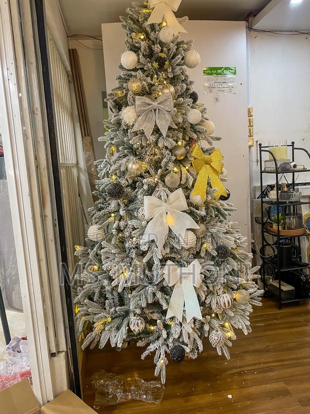 Very Highly Quality Snow Flocked Christmas Tree With Inbuilt Lights