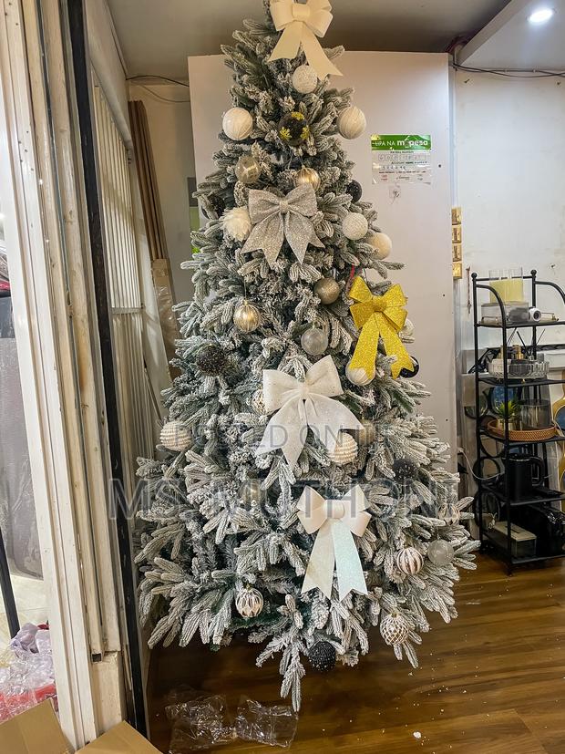 Very Highly Quality Snow Flocked Christmas Tree With Inbuilt Lights - thumbnail 3