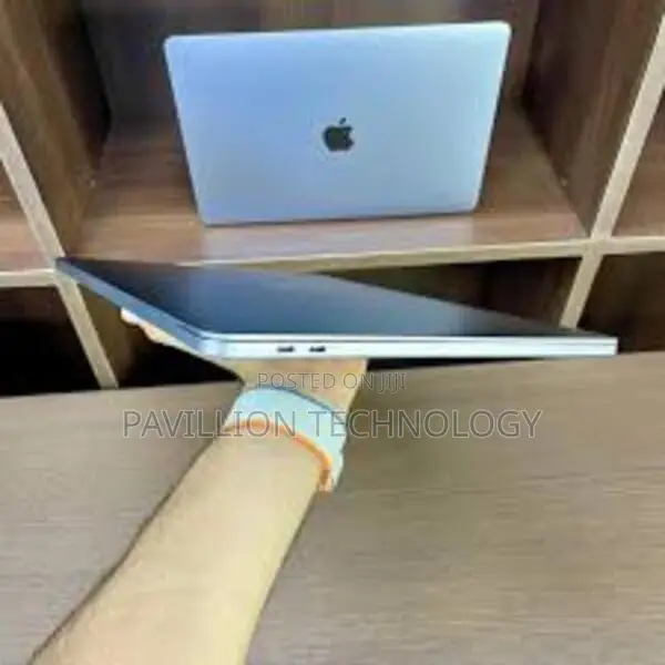 New Laptop Apple MacBook Pro 2019 16GB Intel Core i7 SSD 512GB